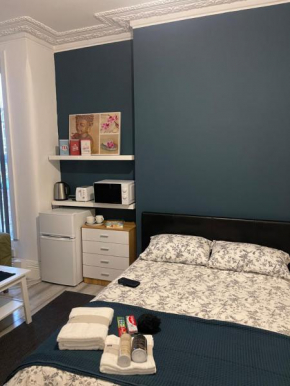 Rehman House GROUND FLOOR Studio 2 EXCLUSIVE USE OF PRIVATE BATHROOM & FREE PARKING
